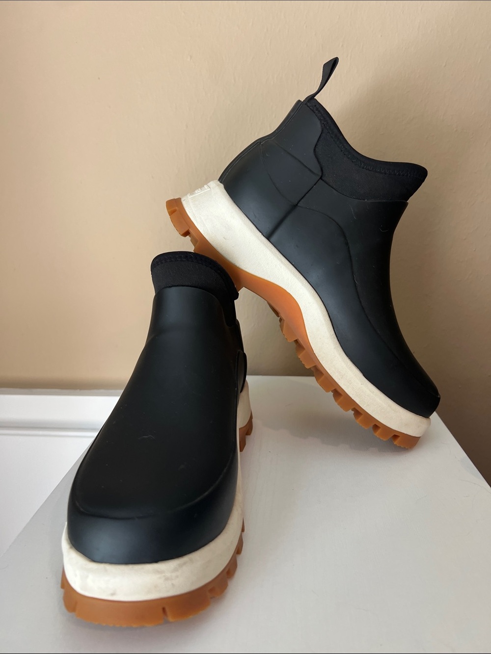 Hunter Explorer Ankle Boot with Gum Sole black & white womens size 7